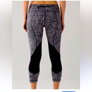 LULULEMON PACE RIVAL MESH CROP 22”LEGGINGS SIZE 2 WHITE AND  BLACK COLOR EUC